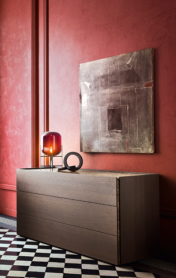 comò e comodini moderni di design, piano in marmo emperado, cassetti in legno borgogna Pianca