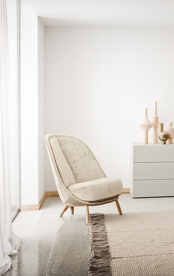 calatea poltrona in velluto beige e gambe in rovere naturale design Cristina Celestino per Pianca