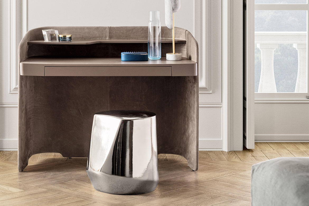 chloe desk with lacquer drawer, shelve, and structure with leather cover design Emmanuel Gallina