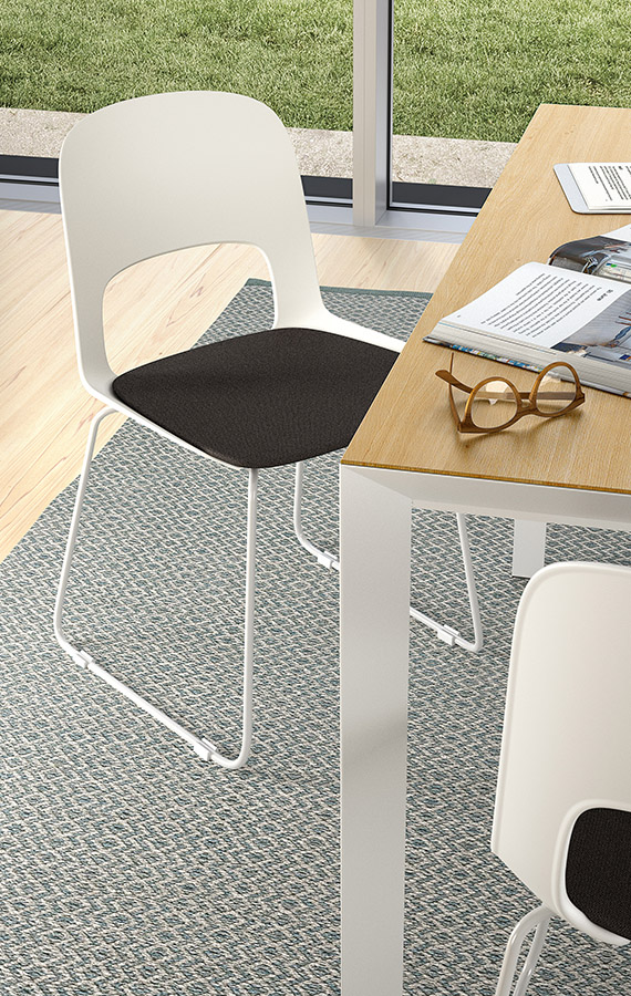 tavolo soffio con struttura in metallo spigolo diamantato, piano in legno e sedia cora con seduta imbottita e schienale in poliuretano bianco
