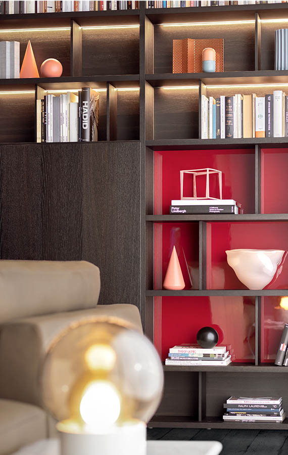 libreria personalizzabile su misura in legno rovere borgogna con schienali rossi tabasco pianca