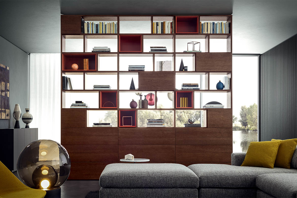 libreria bifacciale con moduli a giorno rivestiti con retropannelli in legno, cassettoni a ribalta