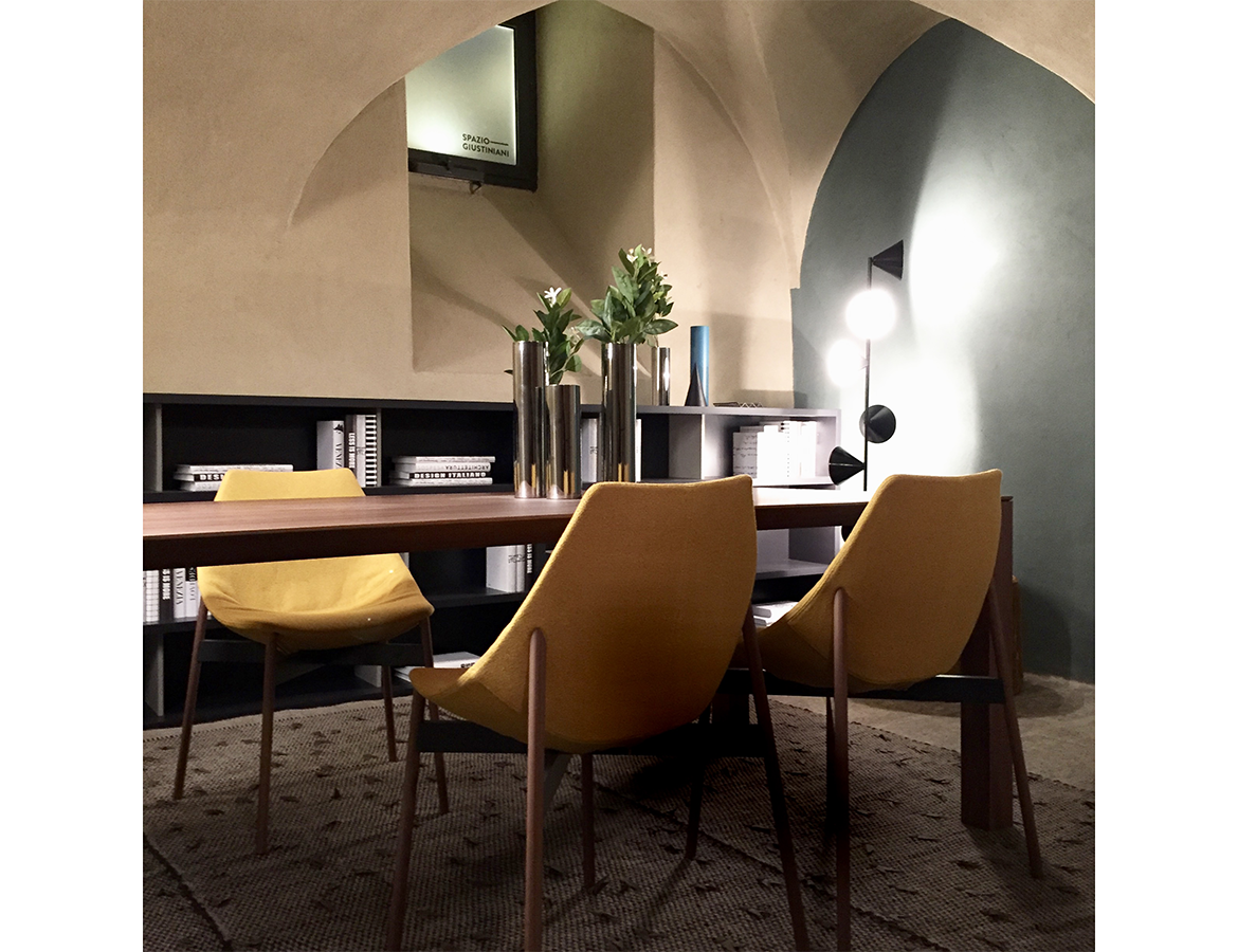 sedie gamma con gambe in tubolare rivestito in legno canaletto, tavolo woody design studio metrica per Pianca