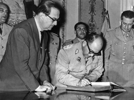 In Venezuela, Giambattista realizza l’urna della costituzione voluta da Marcos Pérez Jimenez. Enrico rientra in Italia.