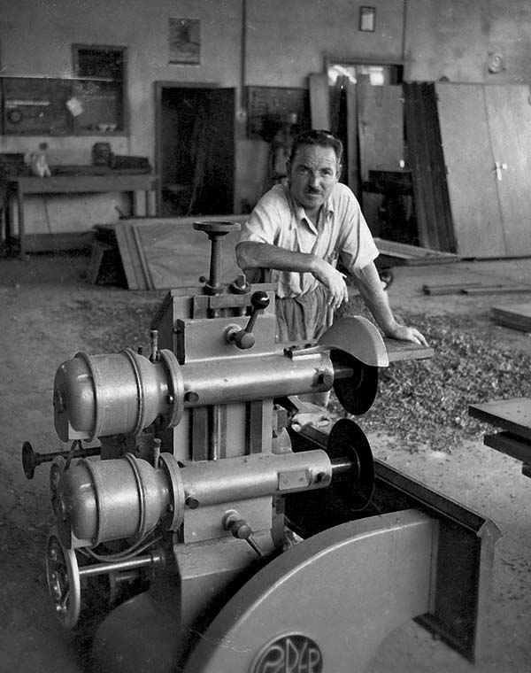 1956 Da bottega artigiana, Pianca diventa una realtà industriale. Si producono camere di letto e soggiorni.