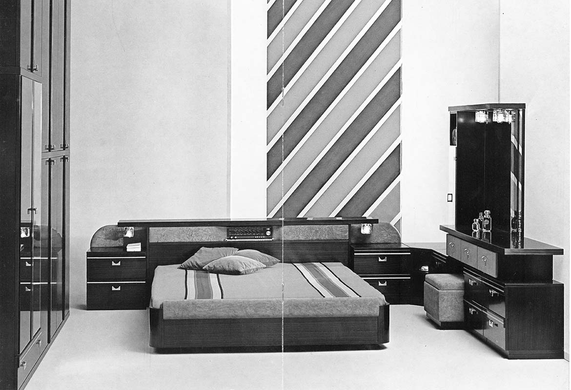 1970 L’introduzione del truciolare, novità assoluta nel settore, rende il mobile un prodotto realmente democratico Pianca