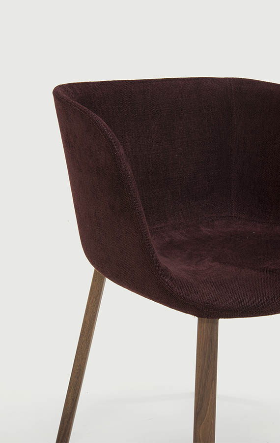 sedia con braccioli in tessuto rosso