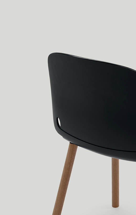 intro sedia in poliuretano nero con gambe in legno canaletto design odo fioravanti perpianca