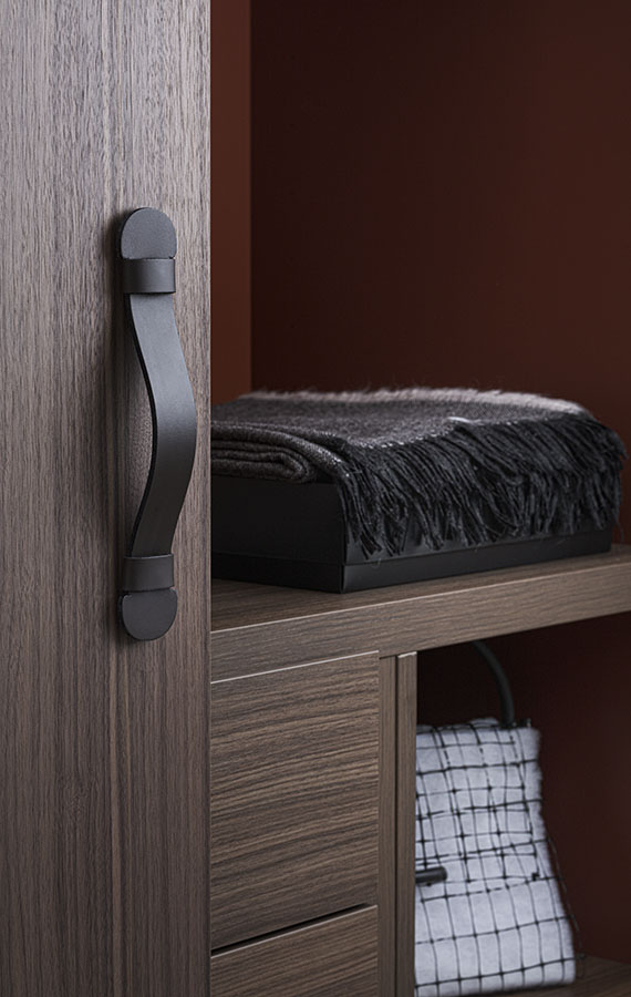 Pianca Plana wardrobe with hinged, sliding, flush sliding and Cardine hinged wooden doors available in lacquered and wood finish