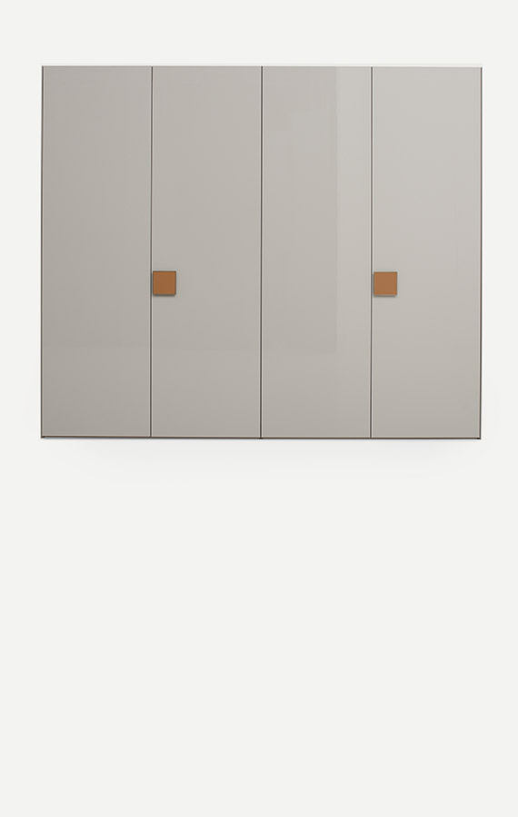 Pianca armadio Plana con anta legno con apertura battente, scorrevole, complanare e cardine, disponibile in laccato opaco ed essenza, maniglia in cuoio
