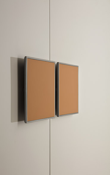 Pianca armadio Plana con anta legno con apertura battente, scorrevole, complanare e cardine, disponibile in laccato opaco ed essenza, maniglia in cuoio