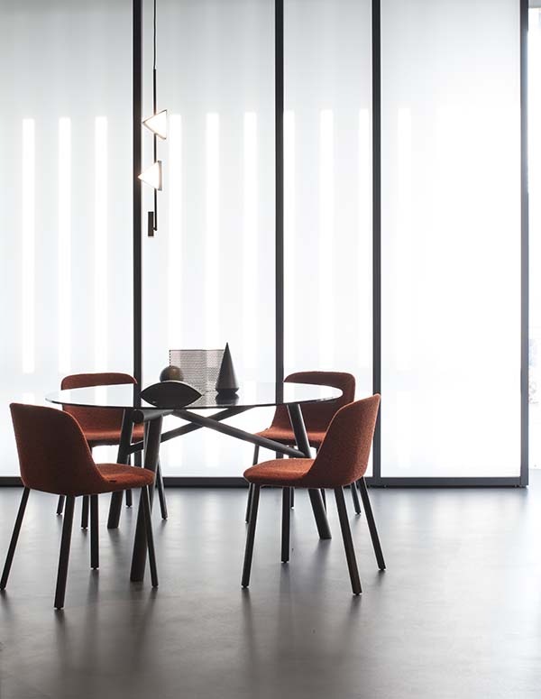 nuovo showroom pianca tavolo maestro e sedie esse