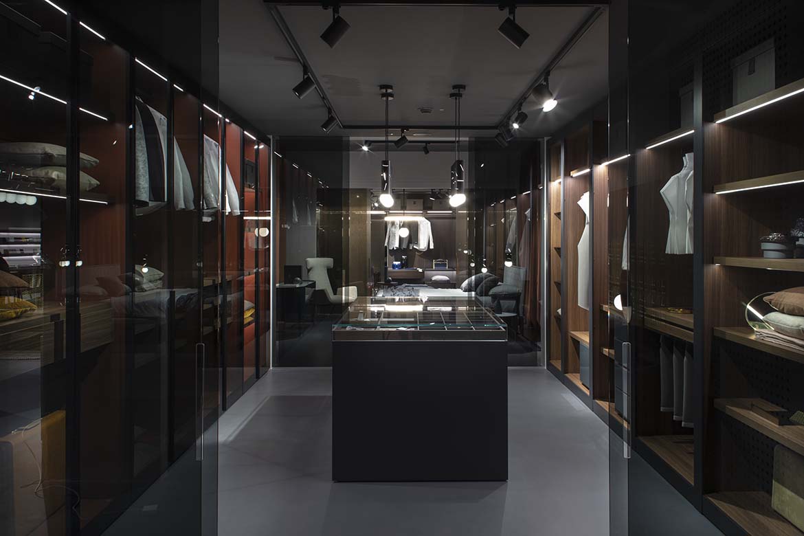 cabina armadio pianca in showroom a gaiarine