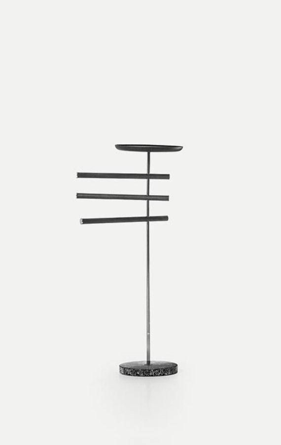 valet stand with rods with terrazzo base tubola structure in titanio color pianca