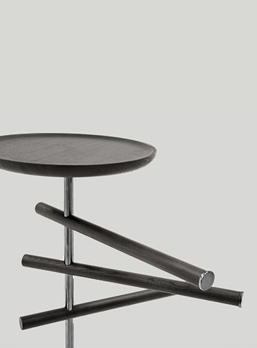 servomuto con asta appendi abiti e piano portaoggetti in legno rovere grigio design cmp studio per pianca