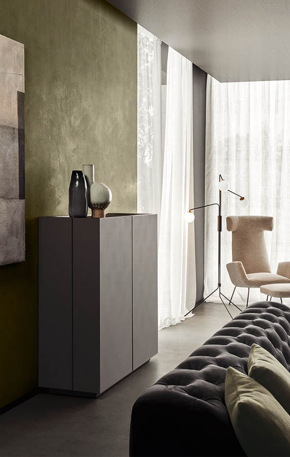 poltrona dora con tessuto bianco e gambe in alluminio anodizzato nero, madia cornice con ante in pelle sintetica grigia pianca
