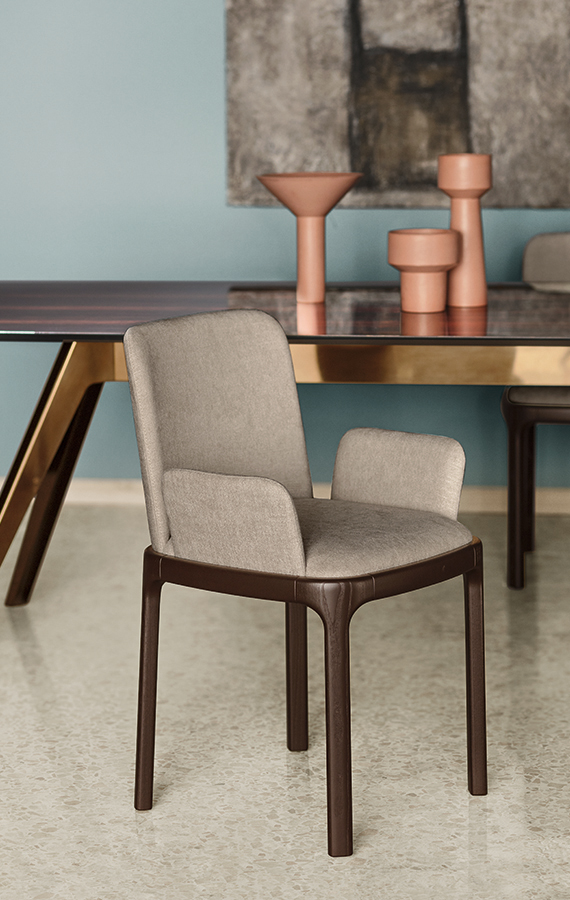 sedia imbottita con tessuto beige, braccioli e gambe in legno massello rovere tabacco pianca