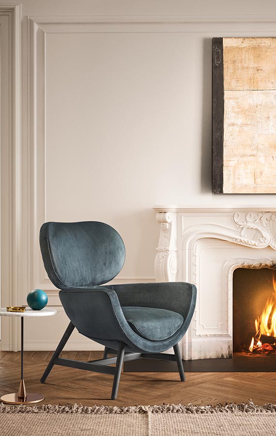 laurie poltrona disegnata da Calvi Brambilla con rivestimento in pelle color azzurro e gambe in legno rovere grigio, tavolino baio con piano in marmo gioia di carrara pianca