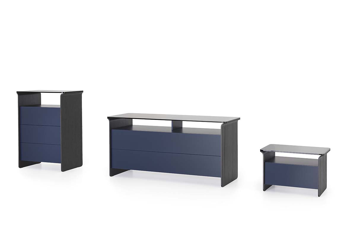 comò, comodino, settimino in legno larice grigio, con cassetti in laccato blu oceano, e vetro piombo