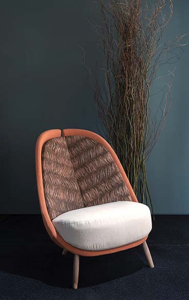 Calatea green, poltrona nata da un dialogo tra botanica ed ergonomia, risolto attraverso un volume avvolgente e confortevole, Calatea Green rappresenta la sintesi di una ricerca formale che indaga le proporzioni fuori scala di elementi primitivi e semplici come le foglie design Cristina Celestino per Pianca