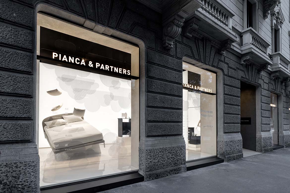 nuove vetrine presso il negozio di milano pianca&partners, design philippe tabet dream on