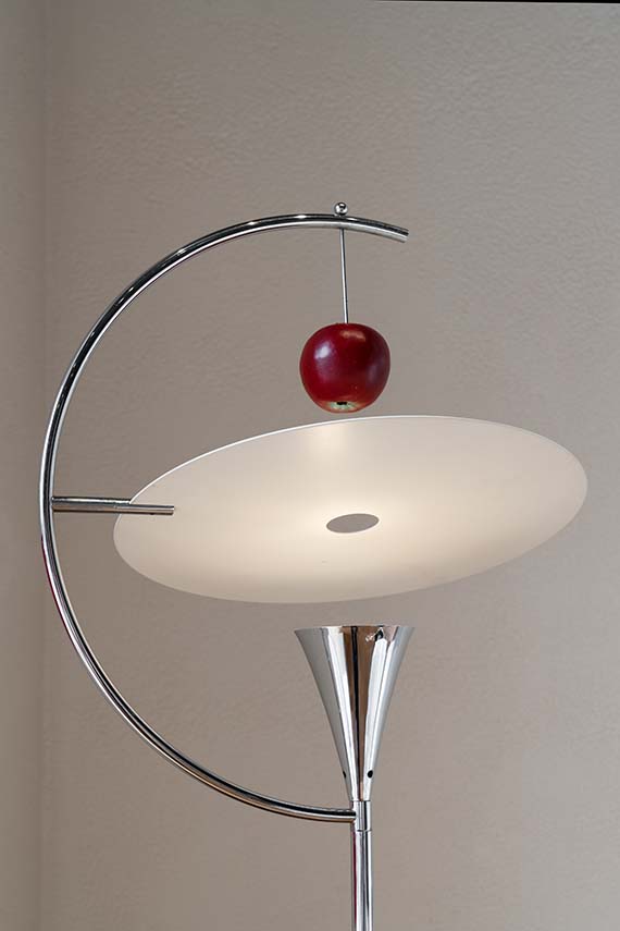 Archetipi, Portali, Buratti, Marmi caldi, Lampade sorelle, Pinocchio, un mondo popolato da oggetti, sculture e disegni che invitano alla semplicità e alla gentilezza.