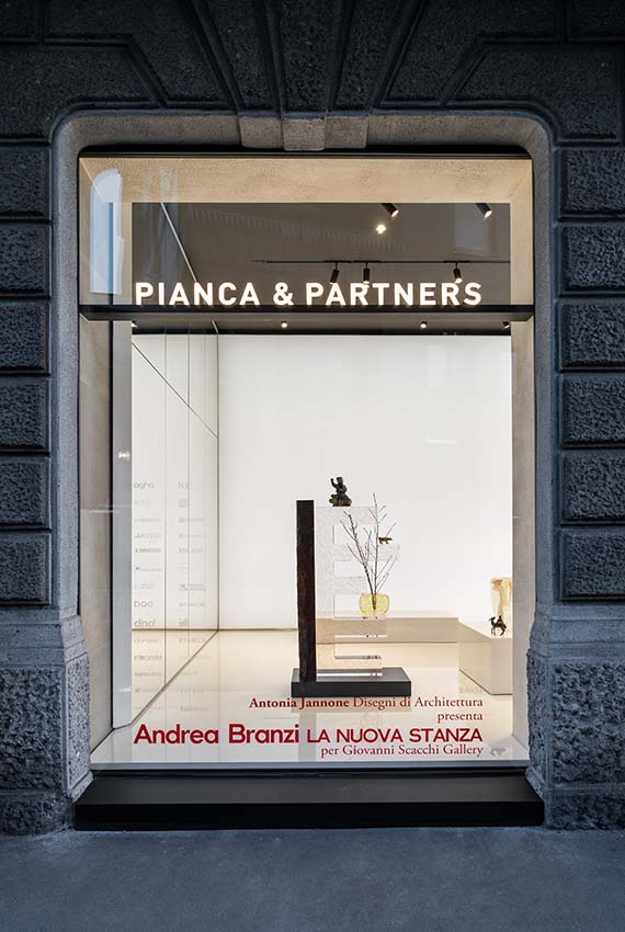 vetrina allestita in occasione della mostra di andrea branzi la nuova stanza
