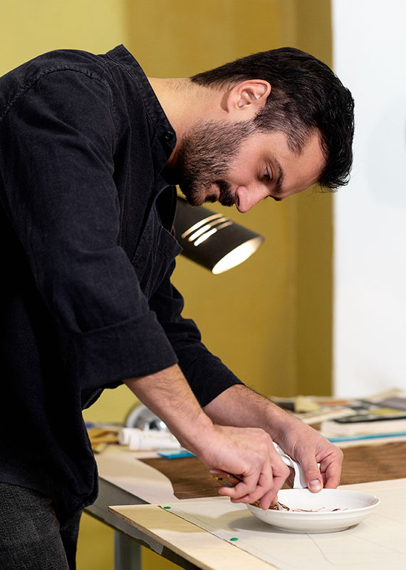 alberto fiocco artista che ha realizzato la pittura delle foglie sullo schienale della poltrona calatea