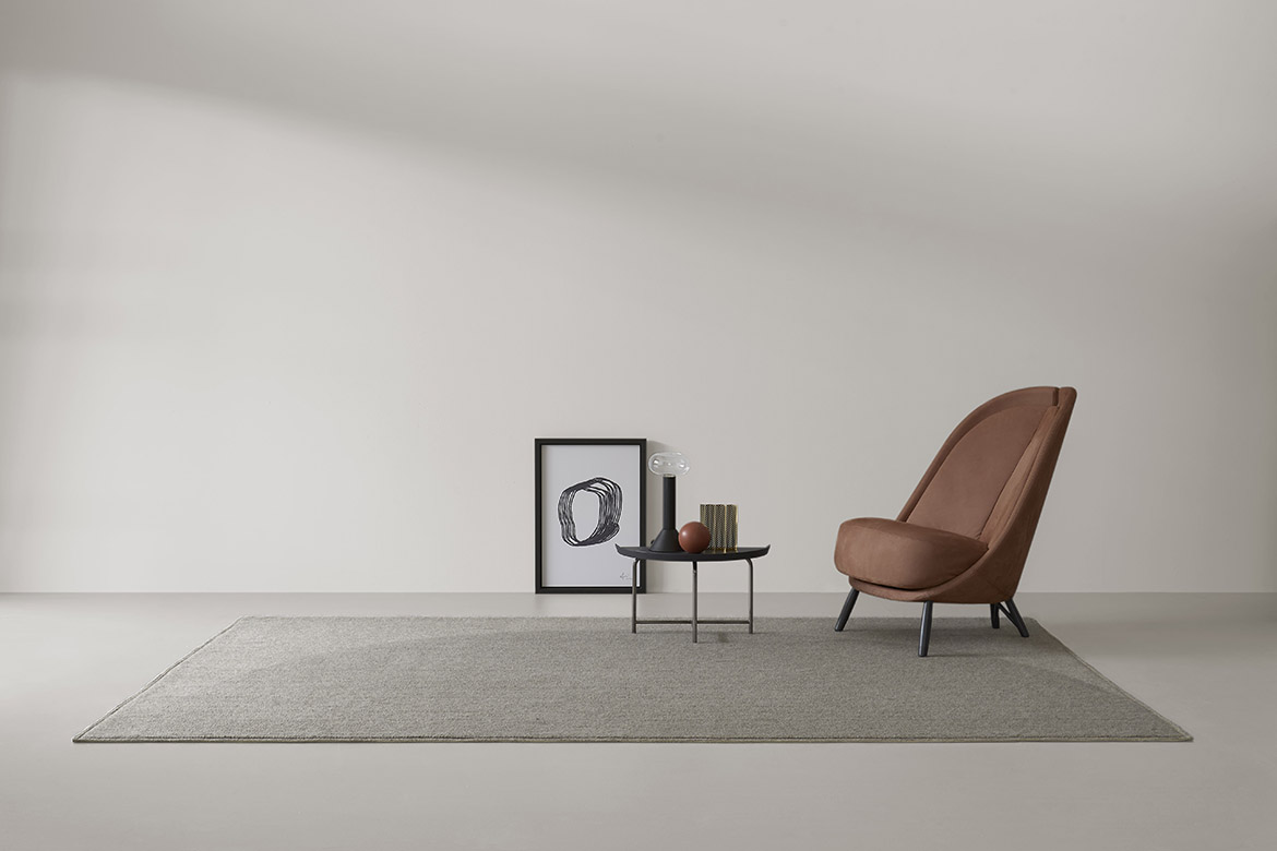 tappeto moderno di design con disegni geometrici, lampada da tavolo milu di design pianca
