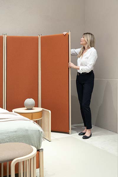 raffaella mangiarotti disegna bricola il letto con struttura in legno e imbottitura in tessuto colore arancione