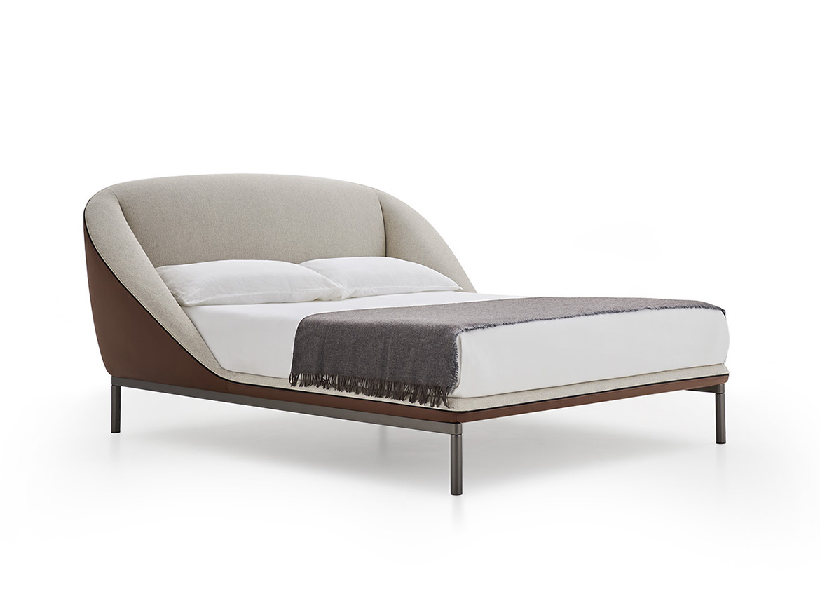 letto moderno con testiera imbottita con rivestimento pelle e tessuto, piedi in metallo titanio design Simone Bonanni per Pianca