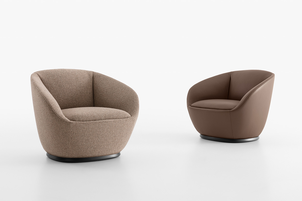 Poltrona di design imbottita con rivestimento in pelle con basamento girevole design Federica Biasi per Pianca