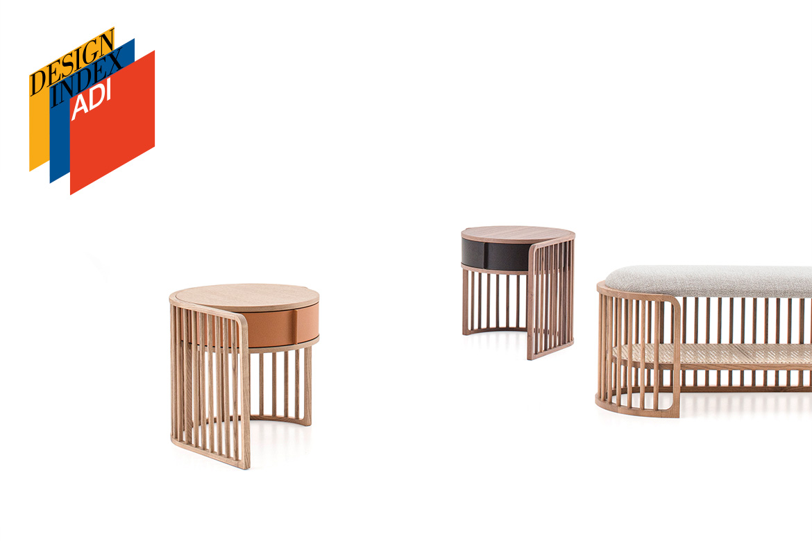 comodino rotondo moderno in legno con cassetto girevole in cuoio arancione o marrone design Raffaella Mangiarotti compete per il compasso d'oro 2023