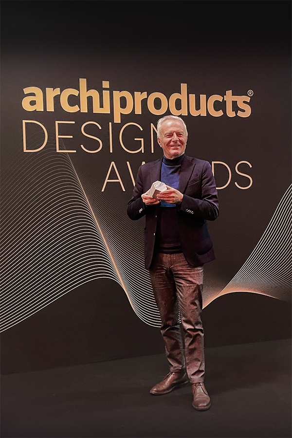 Luciano Marson premiato per la madia dedalo disegnata per Pianca