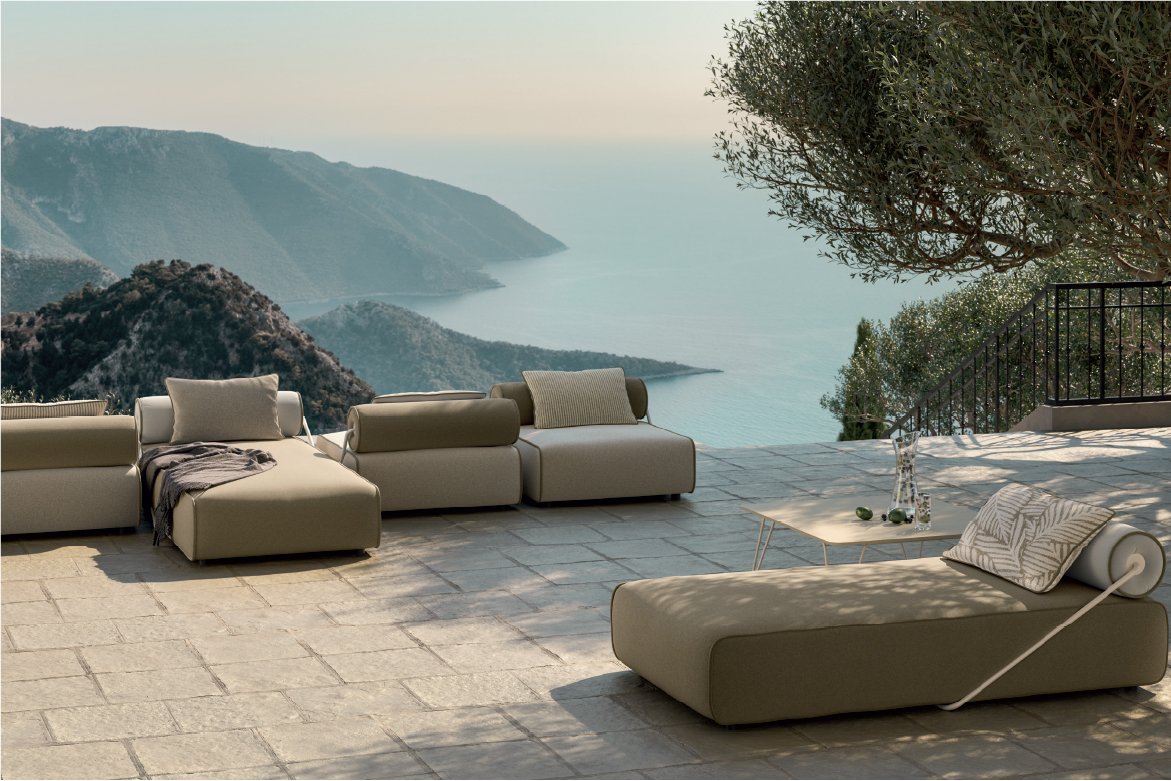 Composizione modulare del divano Levante Out, design Pier Luigi Frighetto per Pianca Outdoor.