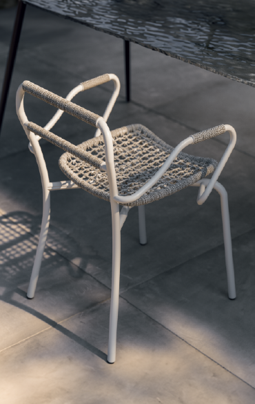 Sedia Maestrale outdoor, design elegante e resistente alle intemperie.
