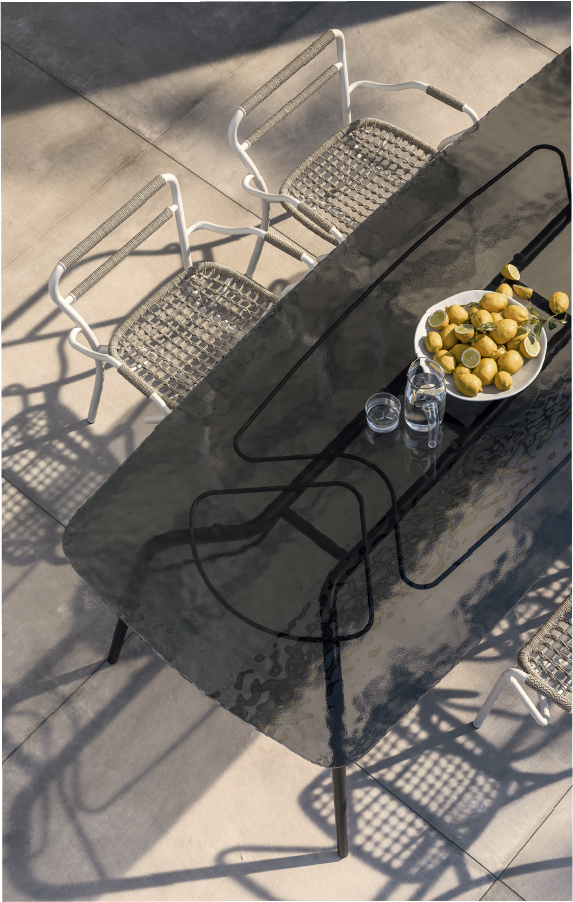Tavolo Eolo outdoor, linee sinuose e materiali di alta qualità per ambienti esterni.