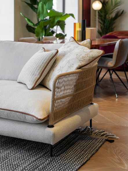 Divano Brando Pianca firmato Frighetto, forma curva per ambienti accoglienti nello showroom Pianca & Partners