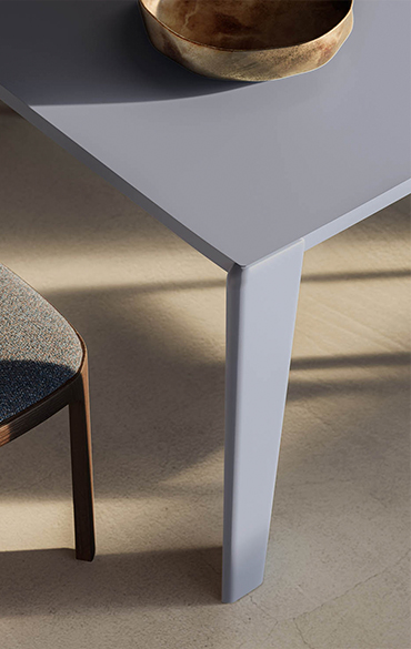 Tavolo Enea Up Pianca, gambe in legno massello sagomato e top sottile, design scultoreo con dettagli artigianali