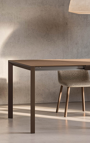 Tavolo Soffio Up Pianca, design minimal con gambe in metallo e top sottile, eleganza essenziale per ambienti moderni