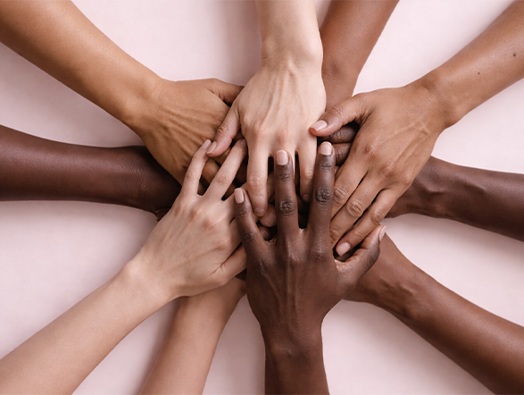 Mani di persone diverse unite insieme, rappresentazione dei valori di inclusione, responsabilità sociale e collaborazione di Pianca.