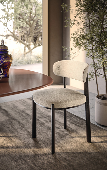 Sedia Costa di Pianca, design Matteo Thun e Antonio Rodriguez, seduta imbottita elegante per zona dining contemporanea.