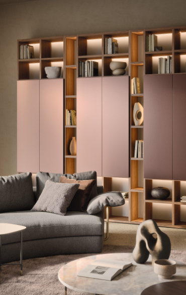 Sistema Spazioteca di Pianca con divano Giona, libreria modulare e contenitori per un living elegante e personalizzabile.