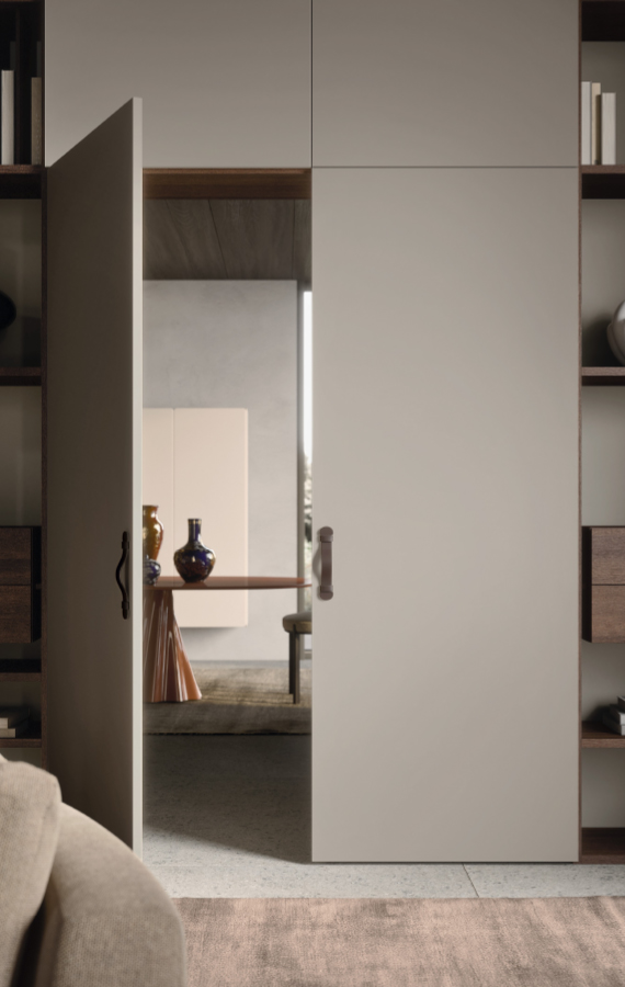 Sistema Spazioteca di Pianca con porte integrate e moduli contenitivi, soluzione architettonica per ambienti fluidi e funzionali.