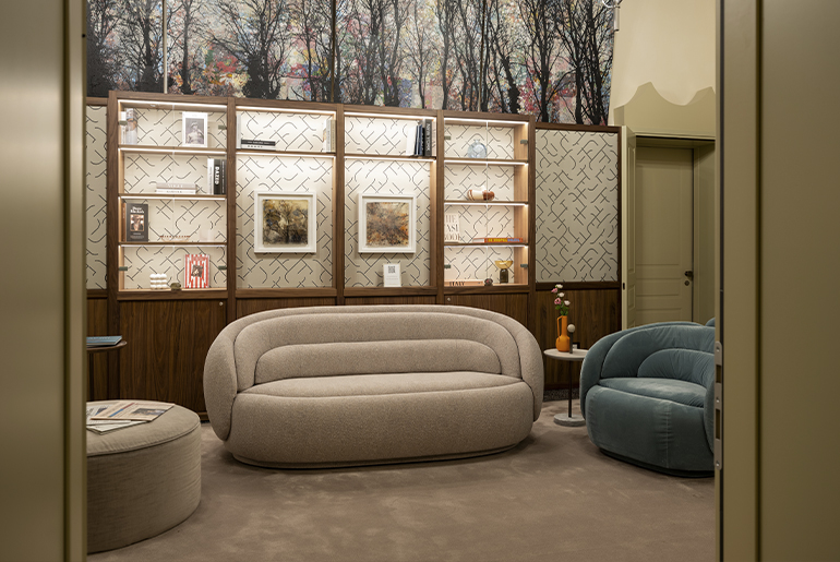 Area lounge di Elizabeth Unique Venice con divano Peonia di Cristina Celestino per Pianca, poltrona coordinata Peonia e libreria in legno su misura